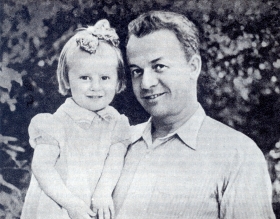 Sergey Yakovlevich Lemeshev with his daughter Maria. 1947 Photo. (     . 1947 . .) (Belyaev)