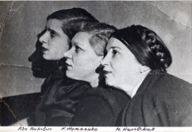 From left to right: Ada Yankovich, Claudia Shulzhenko, Maria Narovskaya.  Leningrad, 1930s ( :  ,  ,  . , 1930- ..) (stavitsky)