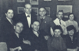 Stand: I. Kozlovsky, R. Simonov (right); sit (from right to left): E. Geltser, G. Sergeeva, M. Reizen, P. Tsesevich. Around 1946. The photo. (: . , .  ();  ( ): . , . , . , . .  1946 . .) (Belyaev)