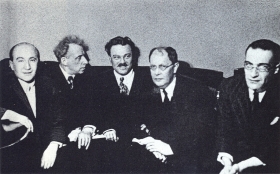 From left to right: S.N. Gisin, V.E. Meyerhold, S.A. Samosud, A.N. Tolstoy, V.I. Stenich. The photo. ( : .. , .. , .. , .. , .. . .) (Belyaev)