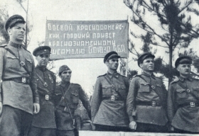 Перед началом концерта на фронте. Крайний слева певец Л. Ярошенко, рядом с ним Б. Александров. 1943 год. Фотография (Belyaev)