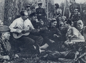 I. Kozlovsky among the fighters. 1940’s. The photo. (И. Козловский среди бойцов. 1940-е гг. Фотография.) (Belyaev)