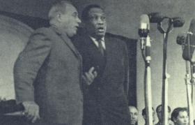 I. S. Kozlovsky and P. Robson. 1958 year. The photo. (И. С. Козловский и П. Робсон. 1958 год. Фотография.) (Belyaev)