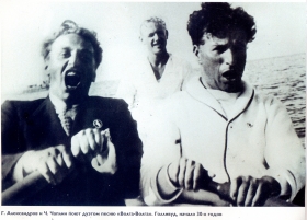 Г.В. Александров и Ч. Чаплин поют дуэтом песню "Волга-Волга". Голливуд, начало 1930-х гг. (Belyaev)